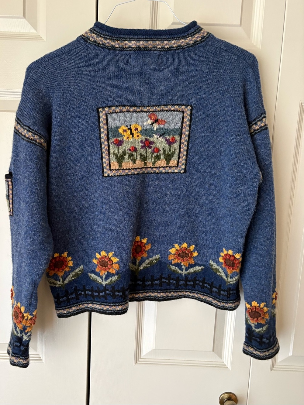 Icelandic Design | Wool pullover. Sunflower landscape knit. Charming. Medium - Picture 2 of 9